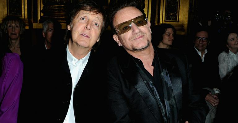 Paul McCartney e Bono Vox prestigiam desfile de Stella McCartney em Paris