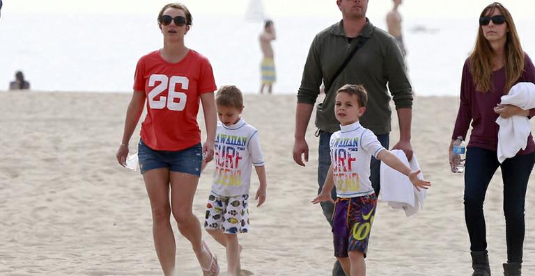 Britney Spears: dia de diversão com os filhos na praia
