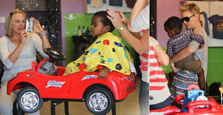 Filho de Charlize Theron corta cabelo em cima de carrinho