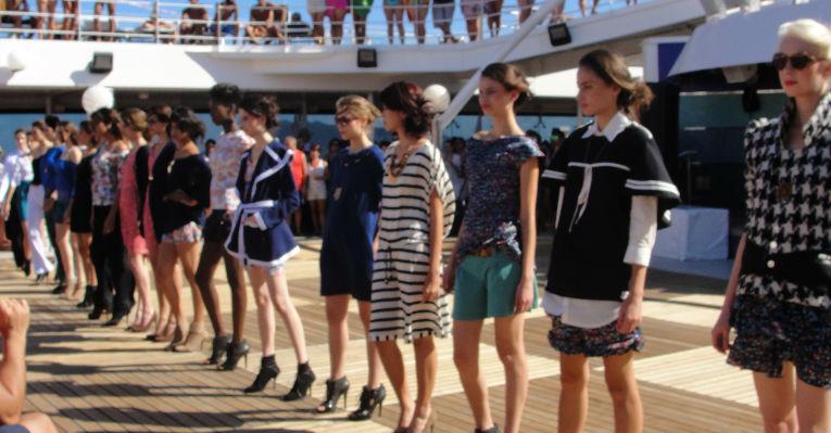 Desfiles em alto-mar mostram tendências da moda para o próximo verão