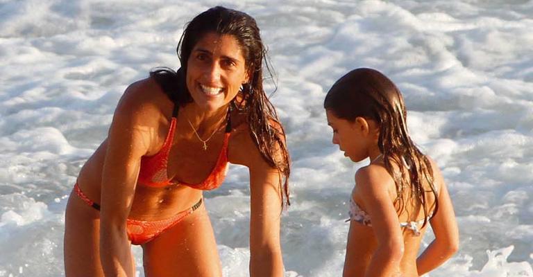 Cynthia Howlett curte praia com os herdeiros