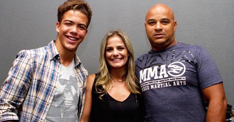 Ronald na balada com a mãe Milene Domingues