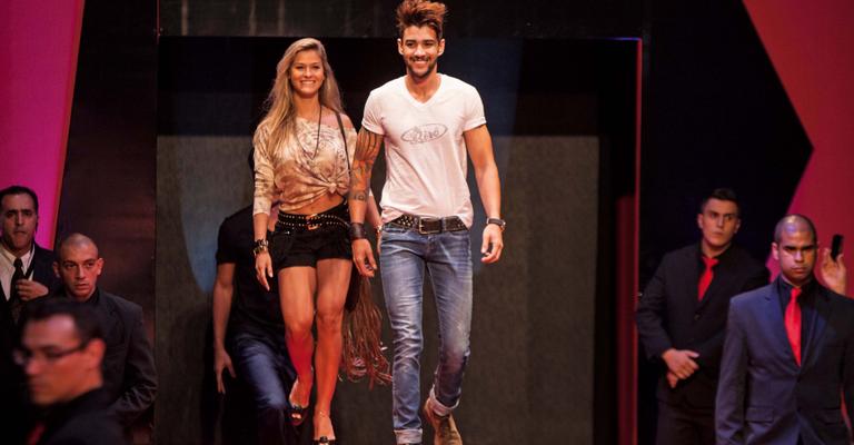 Gusttavo Lima acompanha a noiva na passarela