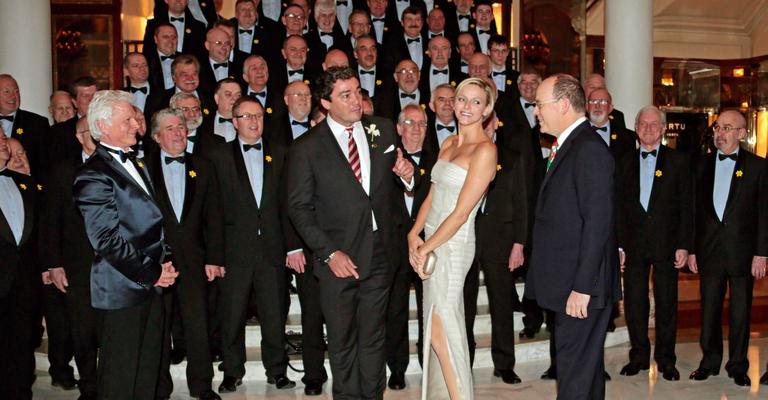 Charlene e Albert II em baile do bem