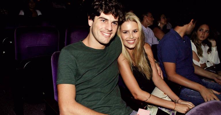 Yasmin Brunet curte peça com o noivo Evandro