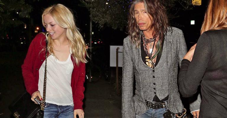 Steven Tyler janta com Francesca Eastwood