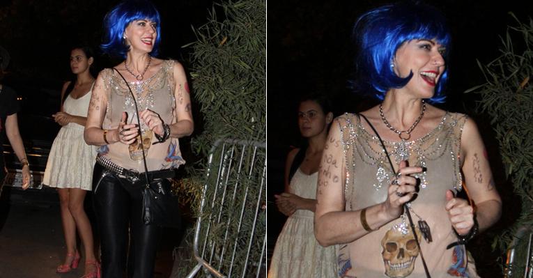 Com uma peruca azul, Patrícia Pillar curte festa de ‘Lado a Lado’