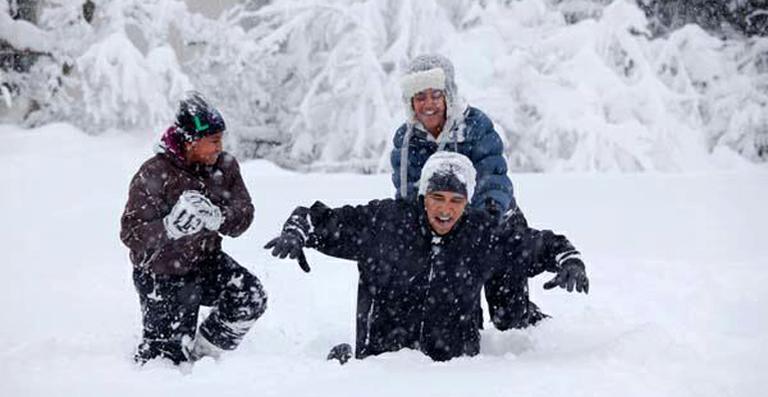 Barack Obama brinca na neve com as filhas