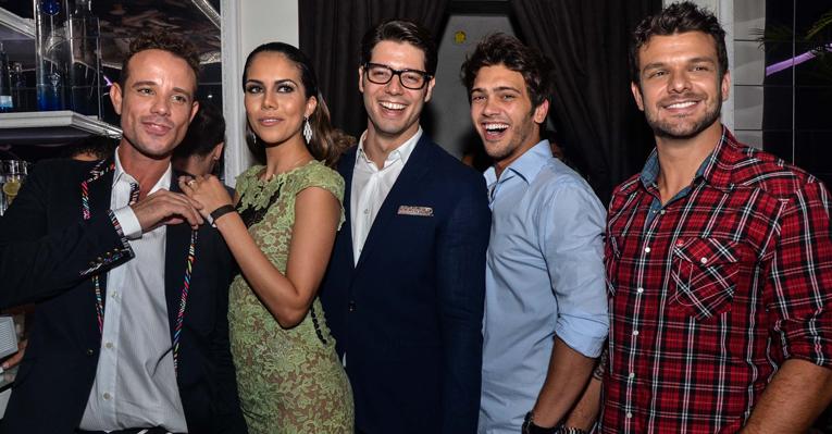 Elenco do ‘Sob Medida’ se reúne para assistir ao primeiro capítulo da série