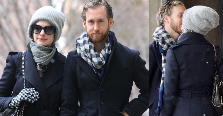 Anne Hathaway e Adam Schulman em clima de romance em Nova York