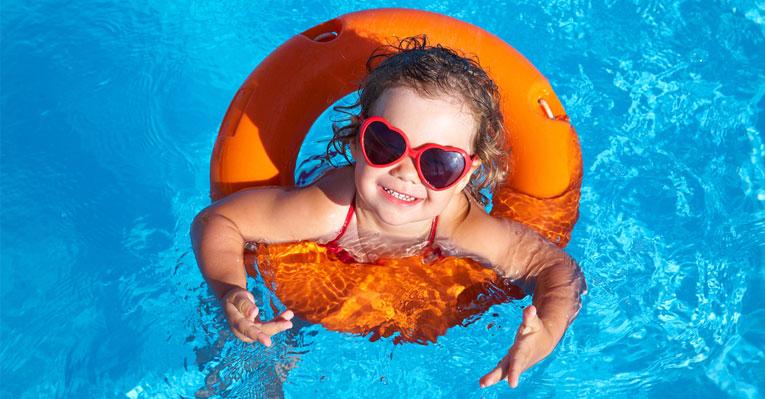 Banheiras, piscinas e até pequenas quantidades de água são perigosas para crianças. Saiba como proteger seu filho