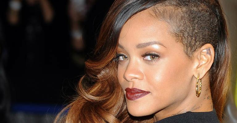 Irritada, Rihanna bate em fã com microfone. Assista ao vídeo!