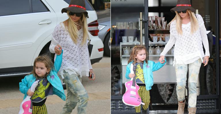 Ashley Tisdale faz compras com pequena colega