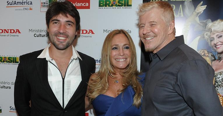 Susana Vieira e Sandro Pedroso assistem ao musical de Miguel Falabella