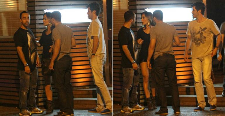 Sabrina Sato janta com amigos no Rio