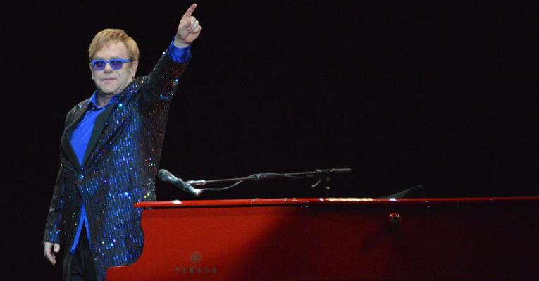 Elton John encerra turnê brasileira em Olinda