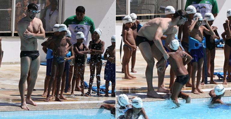 Michael Phelps dá aula para crianças na Rocinha