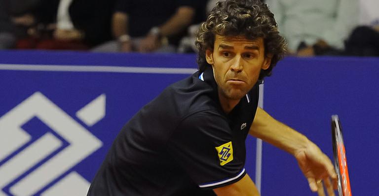Gustavo Kuerten passa bem após implante de prótese no quadril