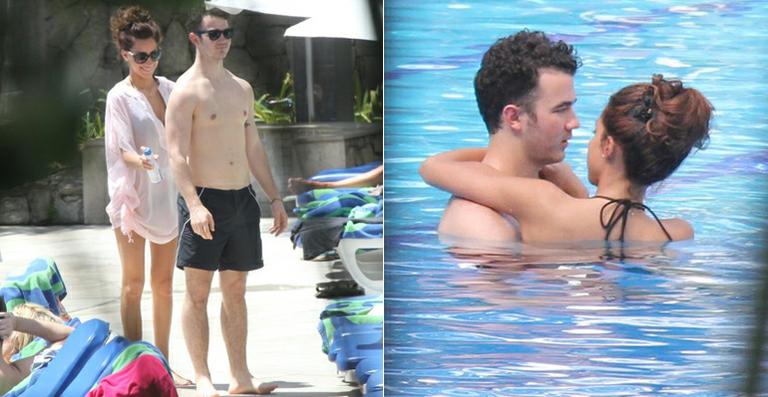 Kevin Jonas curte piscina com a mulher no Rio de Janeiro