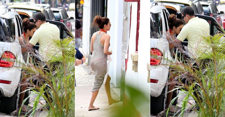 De biquíni e saída de banho, Eva Longoria visita Centro Espírita no Rio de Janeiro
