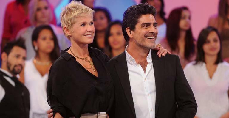 A SEMANA: Xuxa e Junno Andrade usam aliança de compromisso