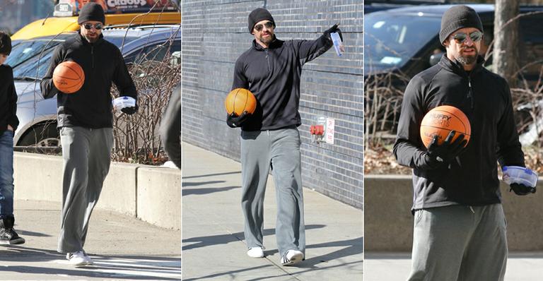 Hugh Jackman se exercita com bola de basquete por Nova York