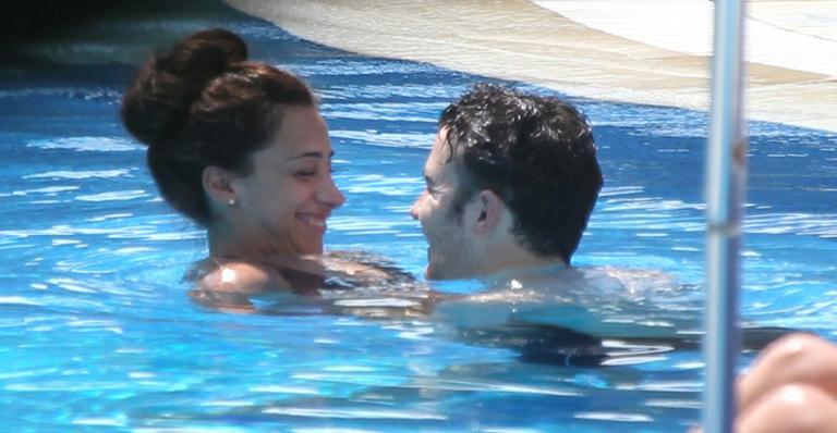 Kevin Jonas volta a curtir piscina com a mulher