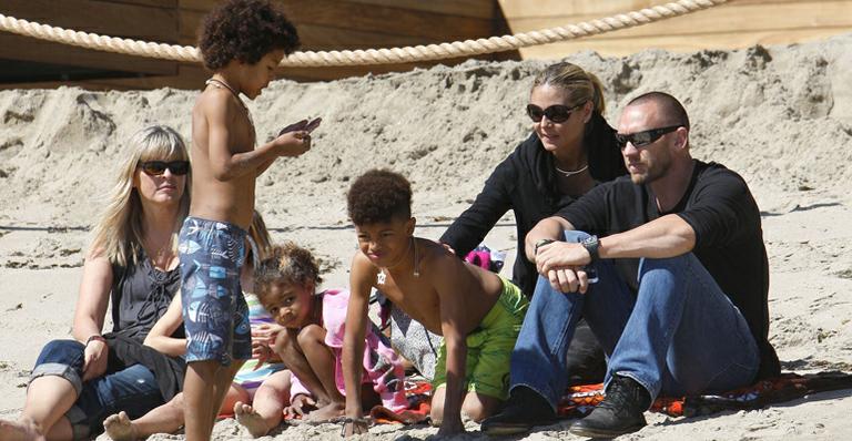 Heidi Klum curte praia ao lado de amado e filhos