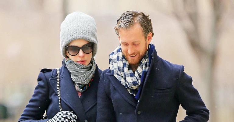 Anne Hathaway pensa em engravidar e até adotar