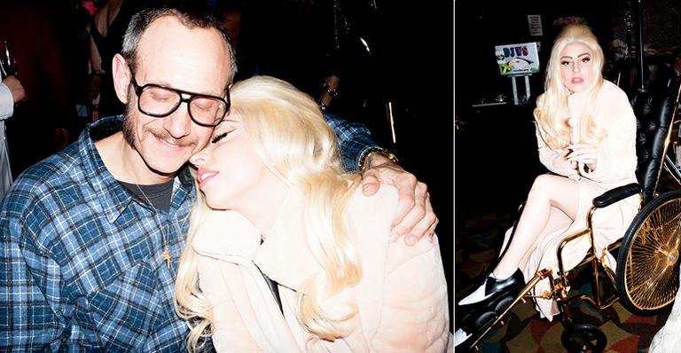 Lady Gaga usa cadeira de rodas banhada a ouro 24 quilates