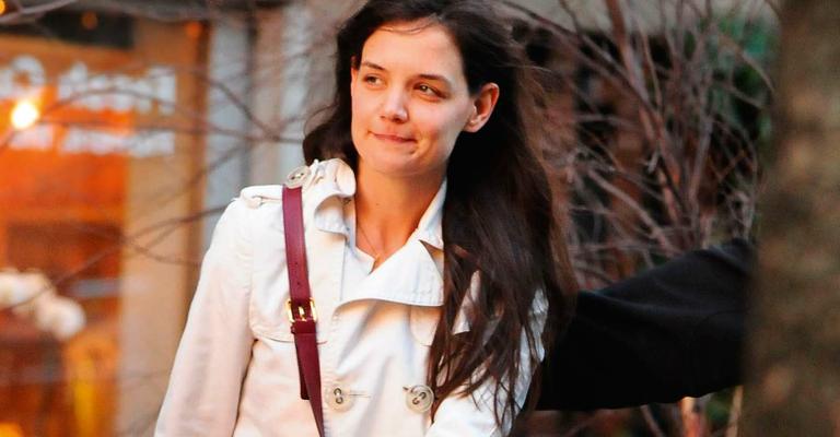 Katie Holmes acompanha Suri em suas atividades diárias