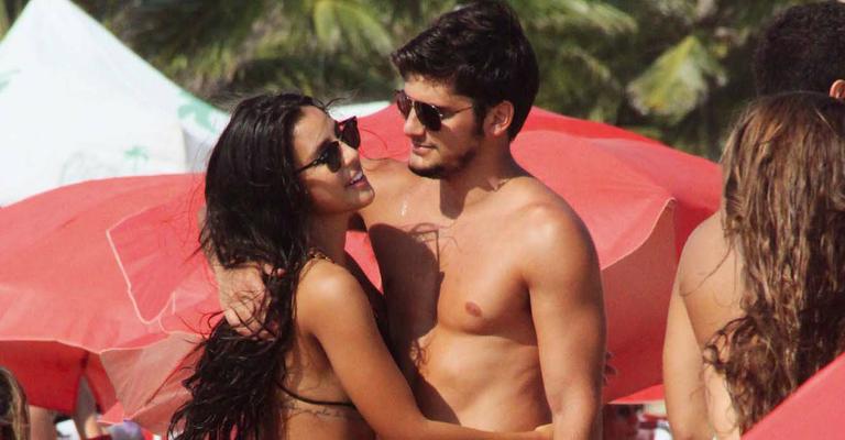 O romance de Bruno Gissoni e Yanna Lavigne em dia de sol