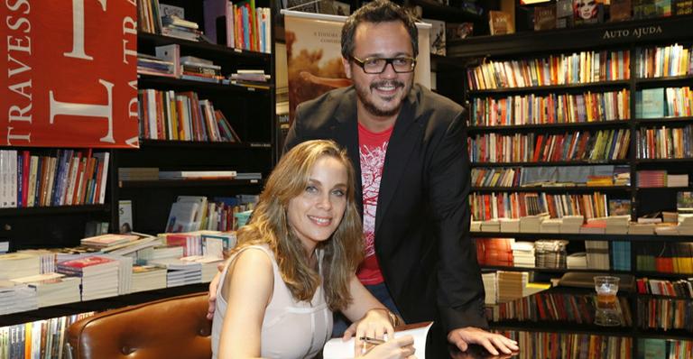 Danton Mello prestigia lançamento de livro da ex-esposa Laura Malin