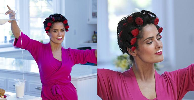 Salma Hayek surge com bobes no cabelo e bigodinho de leite