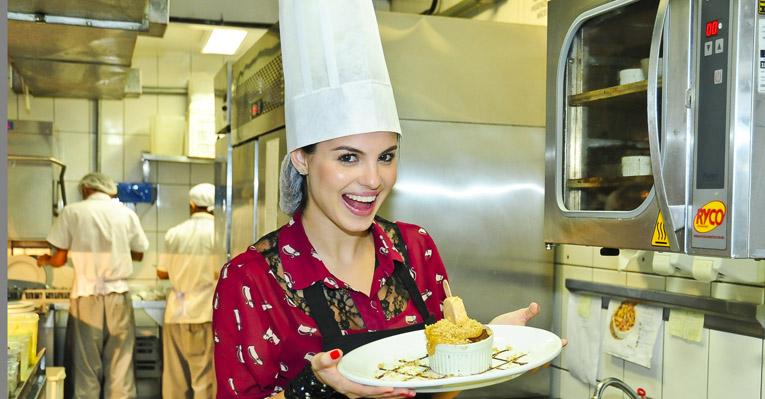 Sthefany Brito invade cozinha de bistrô e faz sobremesa com seu nome. ‘To deliciosa’