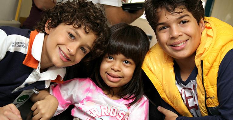 Lucas Santos e Guilherme Seta, de ‘Carrossel’, visitam crianças com câncer em hospital