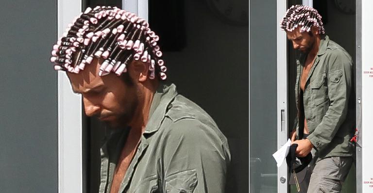 Bradley Cooper é fotografado com bobes nos cabelos em set de filme
