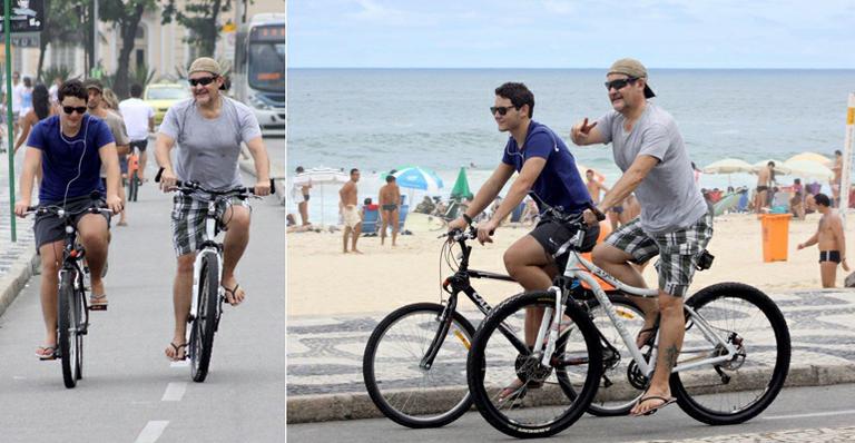 Antonio Calloni anda de bicicleta pelo Rio