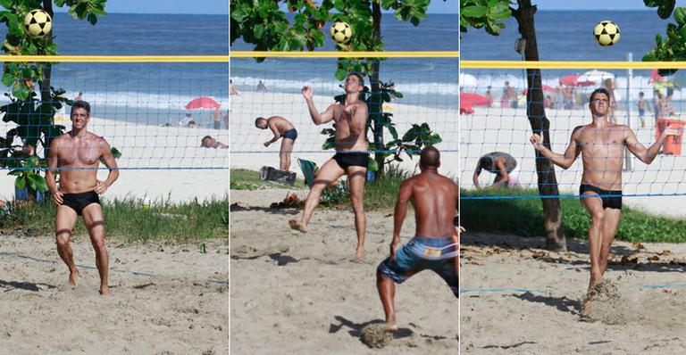 Márcio Garcia mostra habilidade no futevôlei