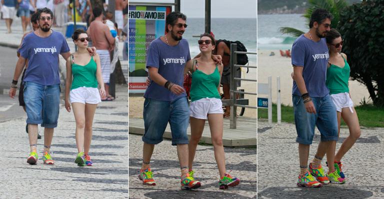 Bruna Linzmeyer e Michel Melamed caminham na Barra da Tijuca, Rio