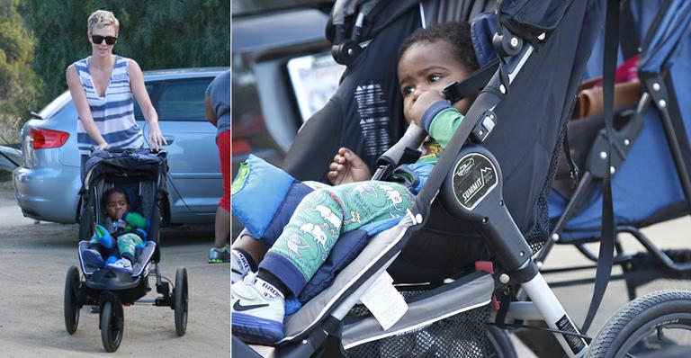 Charlize Theron passeia com seu pequeno Jackson