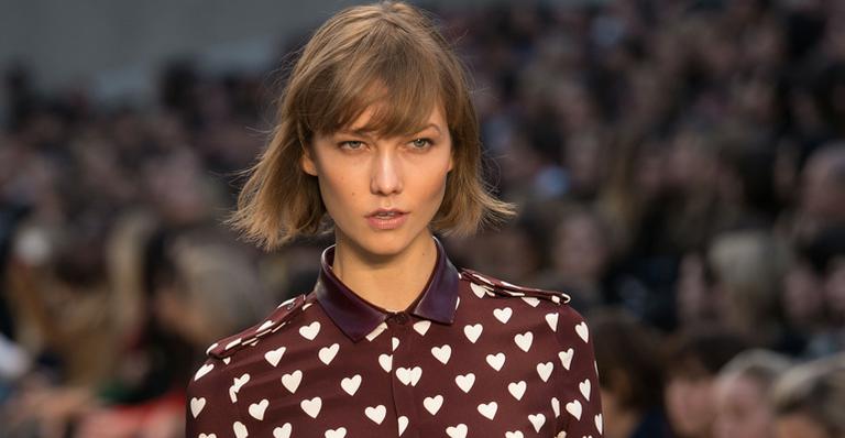 Karlie Kloss, top número 2 do mundo, desfila em São Paulo