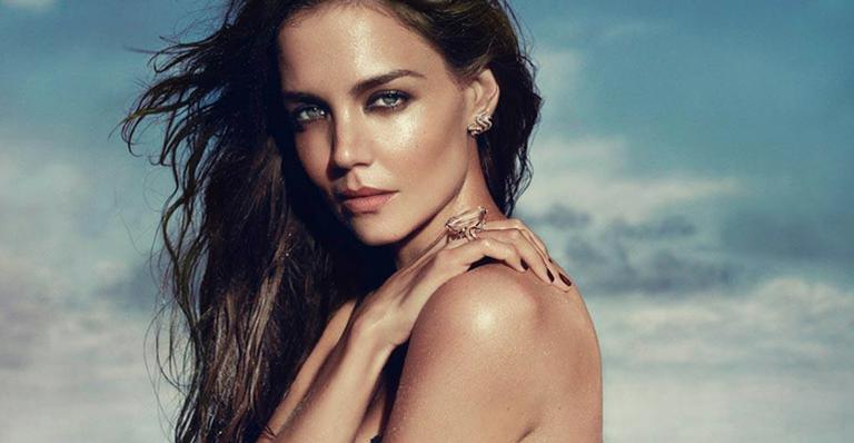 Katie Holmes posa sensual em campanha de joias