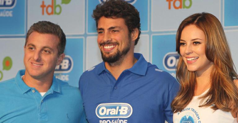 Luciano Huck, Cauã Reymond e Paolla Oliveira apoiam projeto odontológico