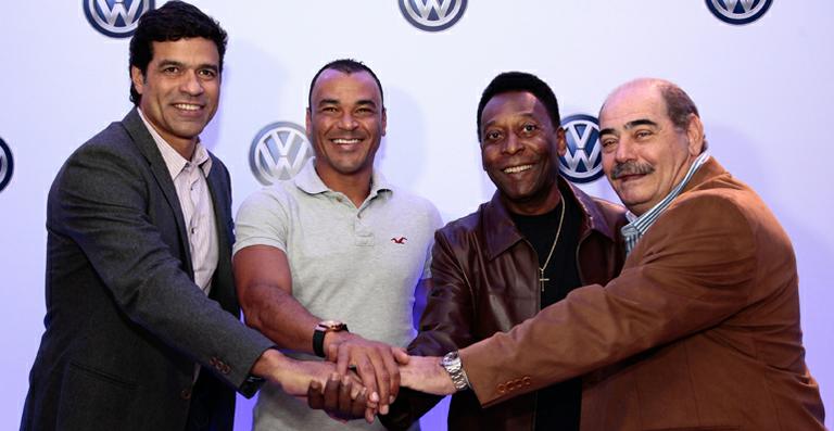 Astros do futebol unidos pela paixão por carros