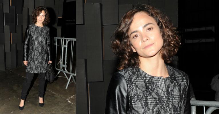 Com novo visual, Alice Braga prestigia desfile do SPFW
