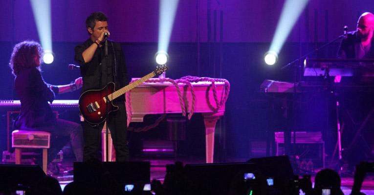 Alejandro Sanz faz a primeira de três apresentações no Brasil