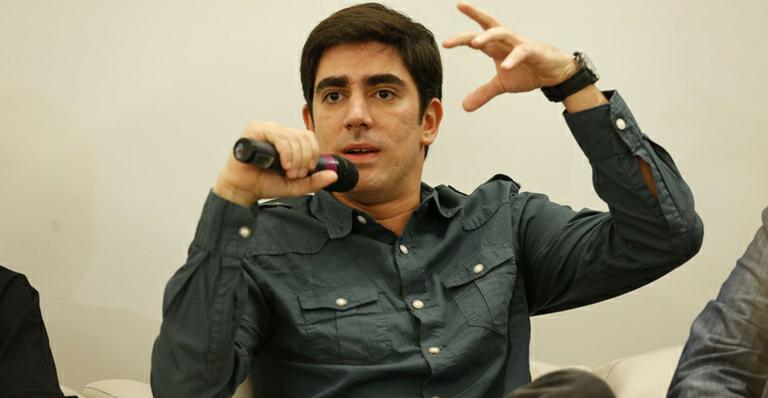 Marcelo Adnet volta a morar na casa da mãe no Rio de Janeiro