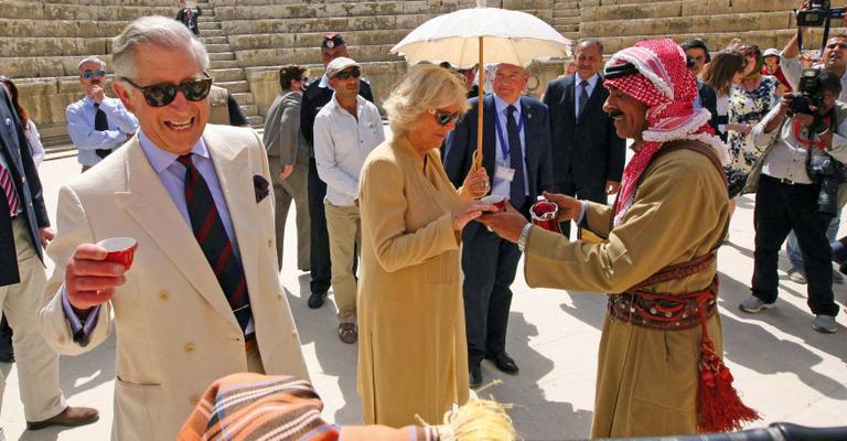 Príncipe Charles e sua Camilla visitam ruínas na Jordânia