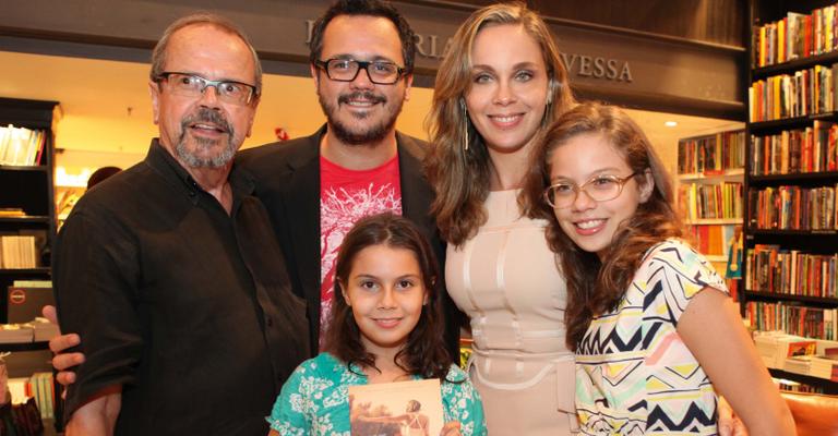 O carinho de Danton Mello com sua ex-esposa Laura Malin